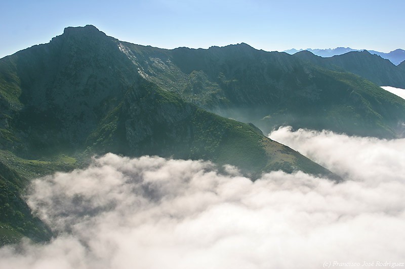 Entre el suelo y el cielo
Al fondo a la derecha se observan los Picos de Europa
