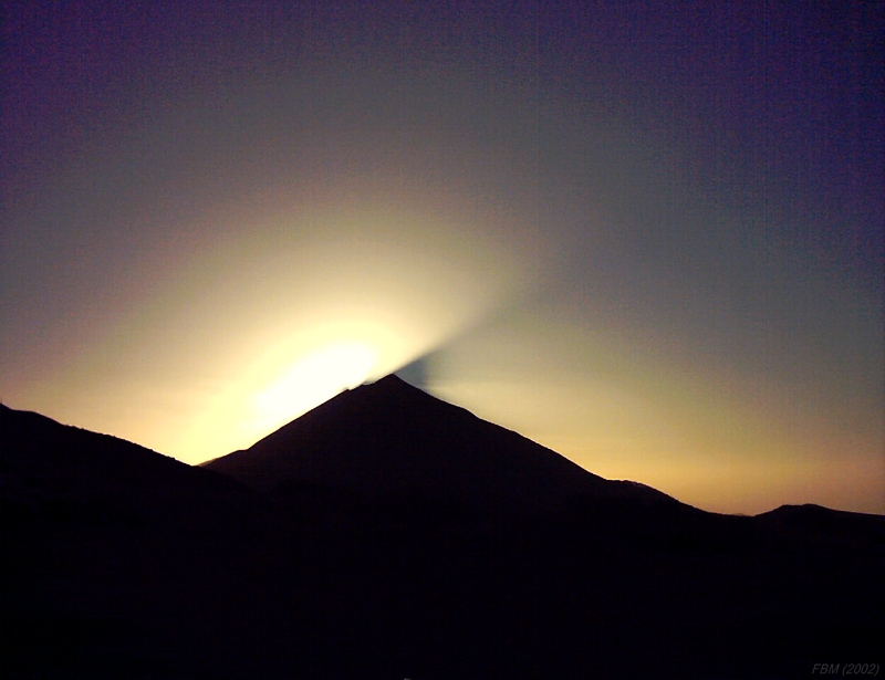 Eclipse
Fotografía tomada desde Izaña (2300 msnm) poco después de ponerse el sol por detrás del Teide
