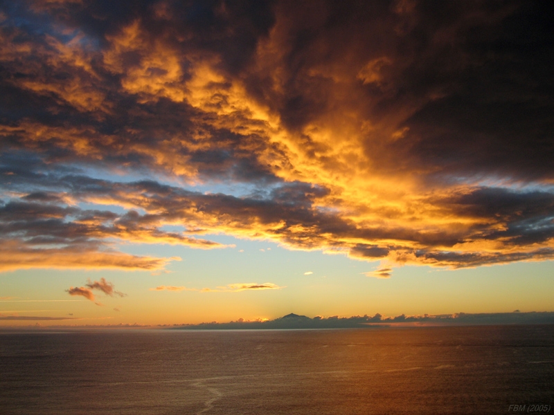 Altocumulus floccus
"Reflejos oceánicos al amanecer"

Amanecer tras la isla de Tenerife desde la Isla de La Palma
