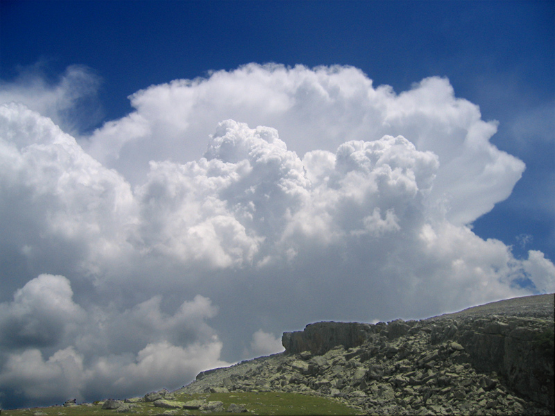 Tormenta en Pirineos
Tormenta en pleno desarrollo al mediodía sobre la Cordillera Pirenaica
Álbumes del atlas: cumulonimbus