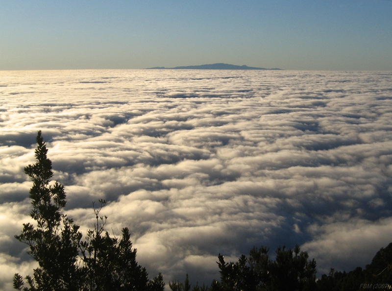 Mar sobre mar
El mar de nubes cubriendo la superficie del océano entre las islas de La Gomera (al fondo) y La Palma

