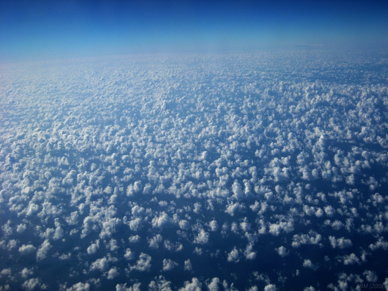 "Manifestación de nubes"
Cual si de una multitudinaria [i]manifestación de nubes[/i] se tratase, infinidad de pequeños cúmulos se reparten sobre la superficie del Océano Atlántico, captados en una sola foto tomada en un vuelo desde Madrid a las Islas Canarias.
Al fondo se puede ver la Isla de Madeira.
 

