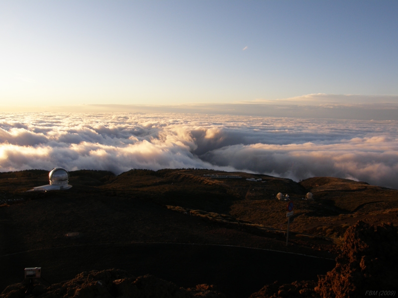 Agujero en el mar de nubes
Esta foto está tomada hacia el Norte con vientos del Este sobre la isla de La Palma. El "agujero" se forma en la zona de contacto entre la parte del mar de nubes de la derecha (Este) que se mueve de Este a Oeste con el flujo sinóptico, y la parte del mar de nubes de la izquierda (Oeste) que se encuentra estático al quedar al abrigo de la Isla. En el Este de La Palma, por debajo del mar de nubes de la derecha, llovía, pero no en el Oeste de la isla, debajo del mar de nubes de la izquierda.
Para verlo en vídeo copia y pega este link en la barra de direcciones del navegador:
[b]http://www.youtube.com/watch?v=myEG1UIXueQ[/b]
Álbumes del atlas: mar_de_nubes