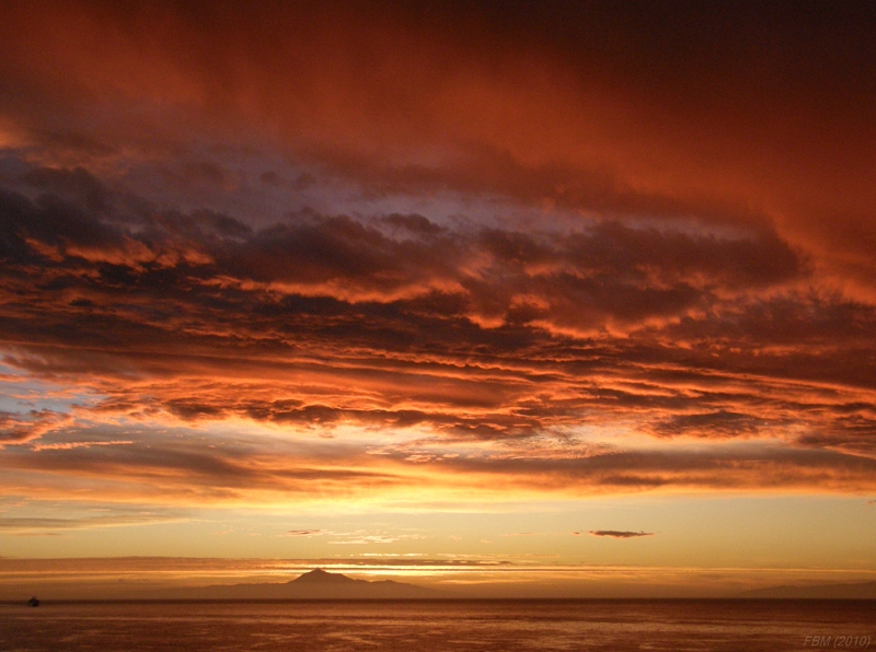 Amanecer rojo
Típico amanecer desde Santa Cruz de La Palma en condiciones de excelente visibilidad y en presencia de nubes medias y altas 
