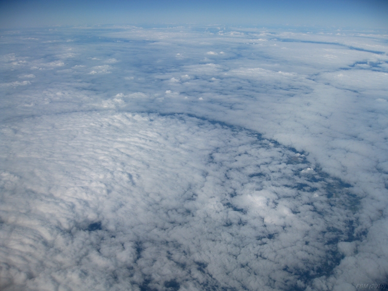 El compás
Sorprendente imagen captada en un vuelo sobre la Península Ibérica, en la que parece como si alguien hubiese estado trazando un círculo sobre el manto de nubes con un compás. Incluso se aprecia el "agujero" que dejó en el círculo el centro del compás.  
Álbumes del atlas: nubes_desde_aviones