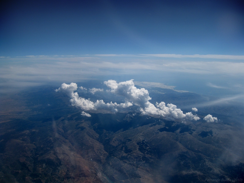 Convección sobre el Mulhacén
Sobrevolando la península despejada (salvo por la presencia de algunas pocas nubes altas), sólo sobre Sierra Nevada había estos pocos cúmulos, pero que tiraban para arriba con mucha decisión.
Álbumes del atlas: nubes_desde_aviones