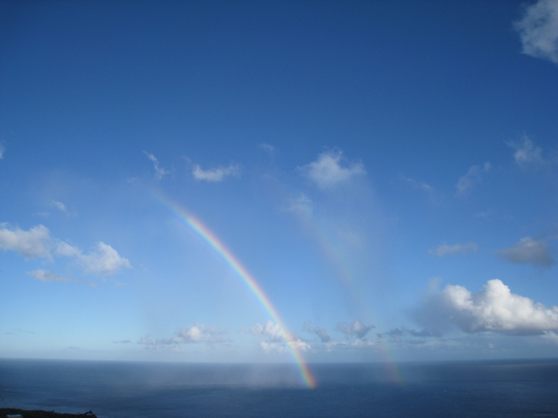Arco iris de un chubasco cuya nube ha desaparecido
Con vientos del Oeste sobre la Isla de La Palma, la nube causante del chubasco se deshizo tras cruzar las cumbres de La Palma y sólo quedó el chubasco con su arco iris, ya sobre el mar, al Este de la Isla.
