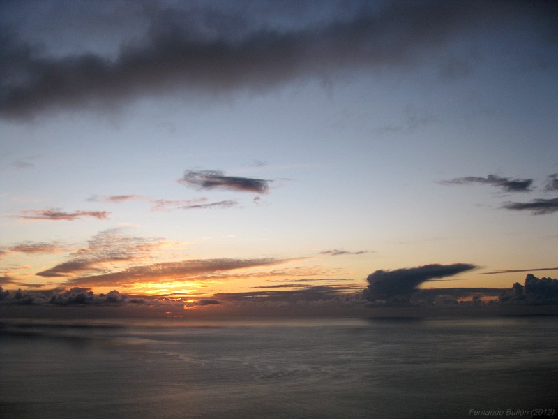 Yunque oceánico
A última hora de la tarde, un yunque distante aparece sobre el horizonte del Océano Atlántico
