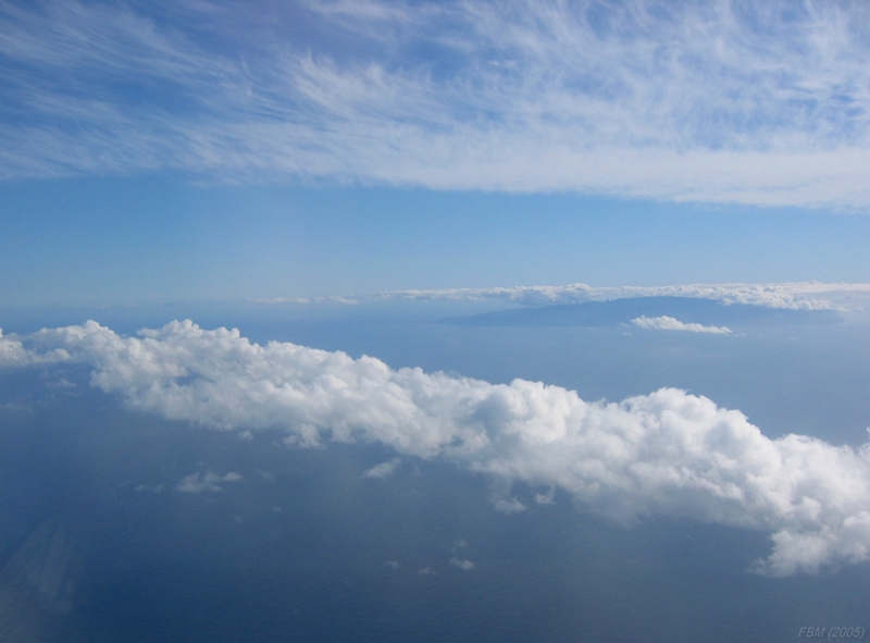 Convergencia sobre el océano
Fotografía tomada en vuelo entre las islas de La Palma y Tenerife. la isla que se observa al fondo es La Gomera.
Álbumes del atlas: nubes_desde_aviones