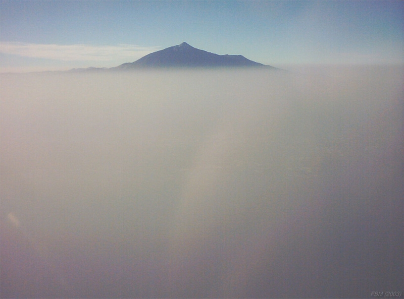 "Mar de polvo"
Mañana del 15 de febrero de 2004, Aeropuerto de Los Rodeos, Tenerife: una intensa calima lo oscurece todo, la visibilidad es muy reducida. 
Iniciamos el vuelo a La Palma y, al momento, se abre el cielo azul por encima, con la sorprendente visión del Pico del Teide y las cumbres de Tenerife sobre un inmenso "mar de polvo" a la altura a la que  habitualmente se encuentra el "mar de nubes" asociado a los vientos alisios.  
Álbumes del atlas: calima