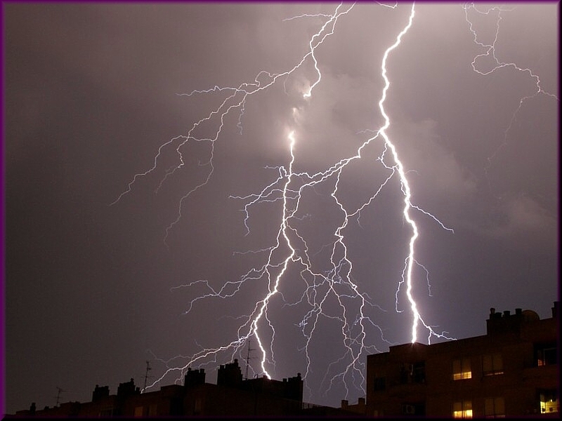 rayazos
Dos rayos paralelos en una noche tormentosa sobre la capital maña.
Álbumes del atlas: rayos