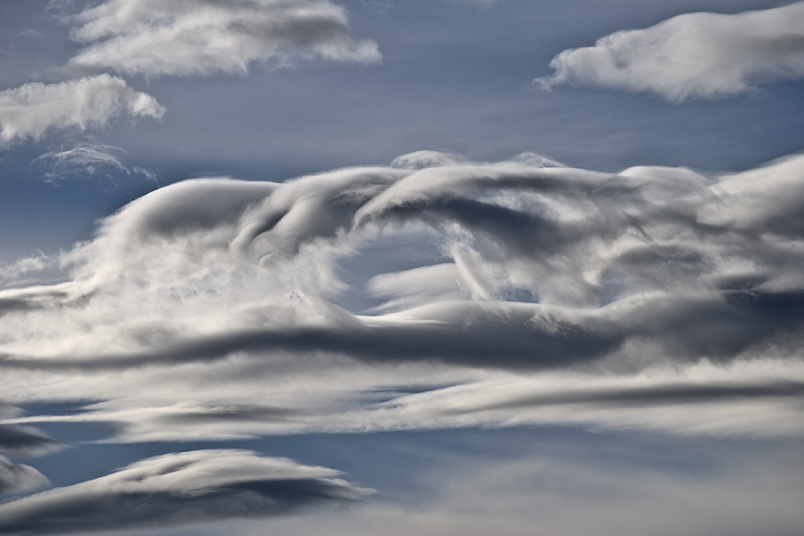 Los Caprichos del Viento
Ondas de montaña, lenticulares, nubes fantasma, es lo que hace el viento cuando  modela a su capricho las nubes.
