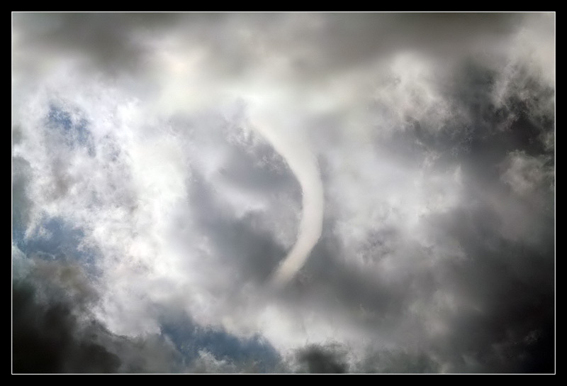 IMG 1438
Una nube muy díficil de ver
Su foorma recuerda a la de una herradura, sin embargo en este caso sorprende su similitud con una tuba.

