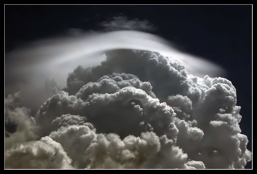 Pileus
Espectacular pileus sobre un cumulus congestus.
Álbumes del atlas: pileus