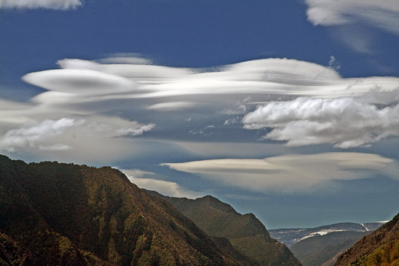 IMG 48388
Altocúmulos lenticulares (nubes de viento) vistas desde las bordas de Moredo.
(FOTOMETEO: Se observan también nubes bajas de tipo cumulus humilis y cumulus fractus)
