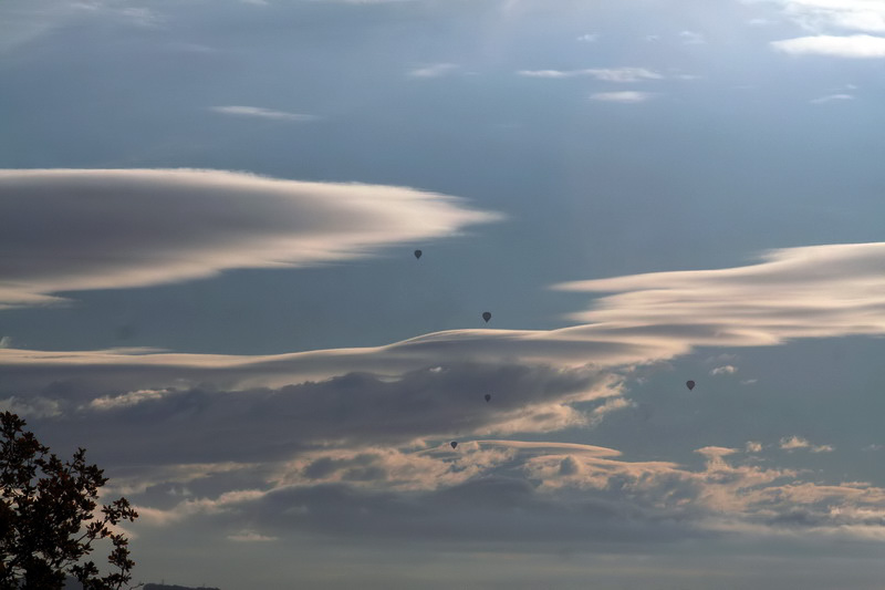 IMG 5548
Nubes de viento desde el Puerto del Cantó. Pueden verse globos aerostáticos.
Álbumes del atlas: lenticularis