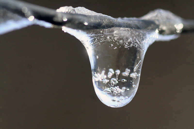 IMG 5797-1
Una gota de agua de lluvia congelada con burbujas de aire en su interior.
