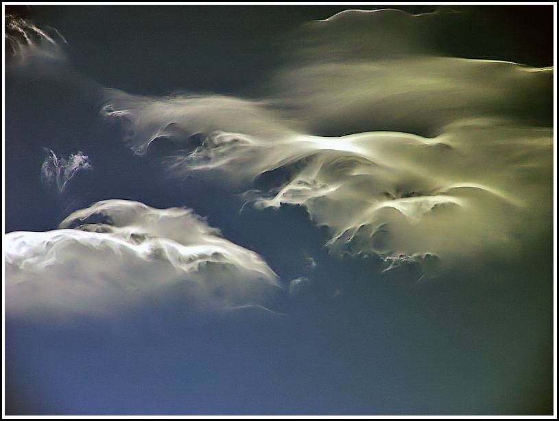 Imagen3
Nubes que se forman frecuentemente en zonas de montaña en alturas medias que avisan de un cambio de situación meteorológica.
