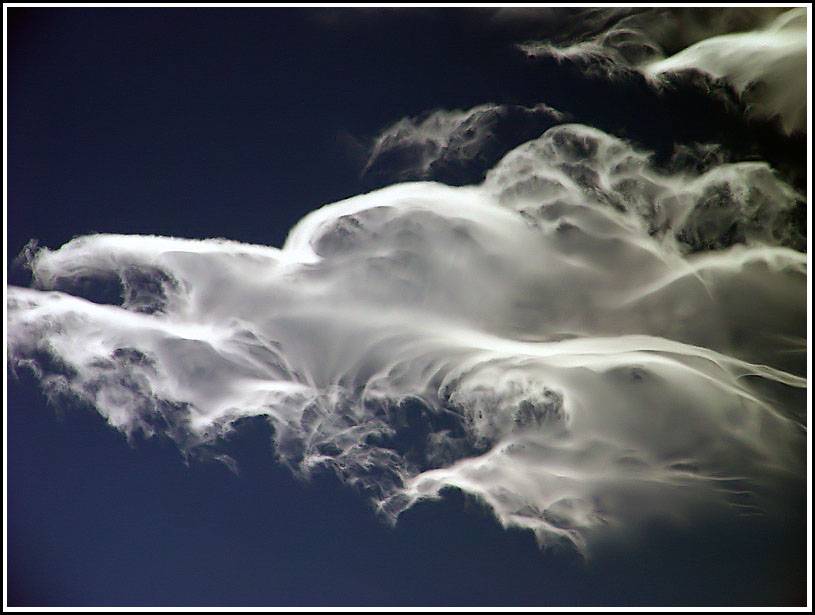 Imagen5
Nubes que se forman frecuentemente en zonas de montaña en alturas medias que avisan de un cambio de situación meteorológica.
