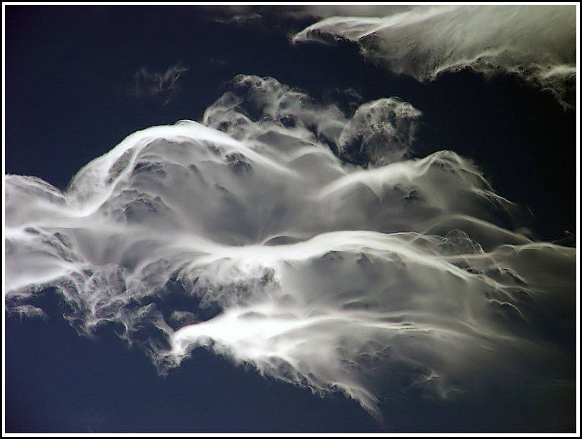 Imagen6
Nubes en forma de misteriosos velos que se forman frecuentemente en zonas de montaña en alturas medias, y que avisan de un cambio de situación meteorológica.
Álbumes del atlas: nubes_fantasma