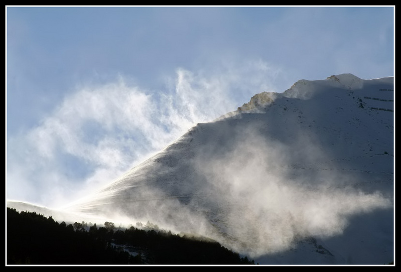 Torb16
Torb muy fuerte sobre las cimas de las montañas pirenaicas en pleno invierno.
