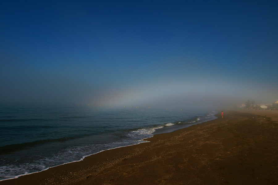 B1
Así como en Levante y  Aragón a la niebla se le denomina "boira", en  Málaga, la gente del mar, llama a  este tipo de niebla "boria".
Este año 2009, en  el  mes de  Agosto la boria se ha dado más veces de lo normal, e incluso ha habido ocasiones en que se ha mantenido durante casi el día entero. 
Los días en que se dio recuerdo que el agua del mar estaba bastante caliente, con una temperatura de en torno a los 25 grados .
Álbumes del atlas: arco_de_niebla