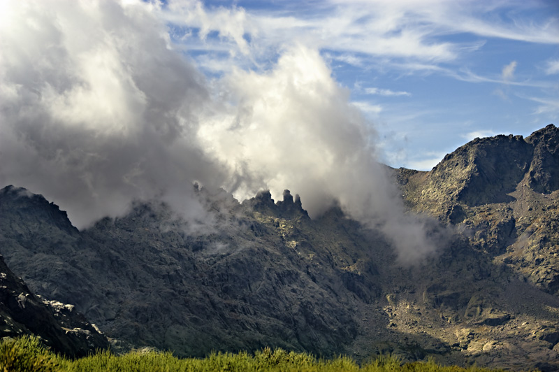 Cirrus y Stratus fractus
Nubes de evolución que avanzan sobre los picos más altos de Gredos
