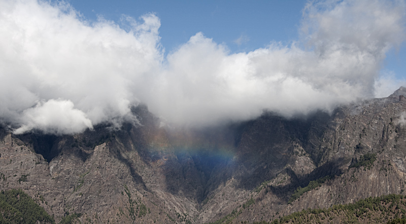 Barbas con arcoiris
Nubes deslizándose entre montañas, que al ir despejando mostraban este pequeño pero bello arcoiris 
Álbumes del atlas: arco_iris_primario