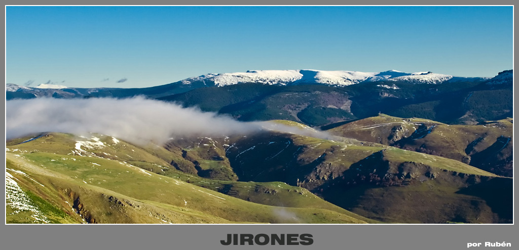 Stratus
MarcoWebJirón. Fractoestratos rozando la sierra de Cameros. Al fondo se ve la Sierra de Cebollera y más lejos y hacia la izquierda, el Moncayo.
