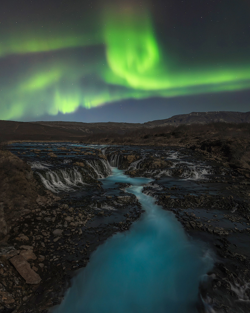Aurora en Bruarfoss
Siempre que viajo a Islandia uno de mis objetivos es fotografiar auroras boreales, y si se da la suerte de poder verlas desde un sitio emblemático, como la cascada de Bruarfos, mejor que mejor. Toda una experiencia para la vista.
