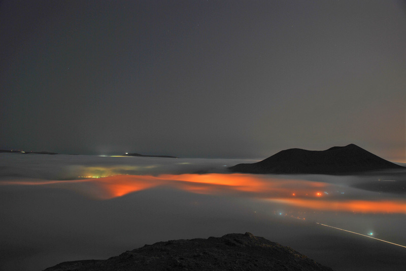 Niebla nocturna
Imagen nocturna desde el Volcán de Tinache, en la que se ven los pueblos de La Vegueta y Tiagua bajo el manto nuboso, con el Volcán de Tamia sobresaliendo.
