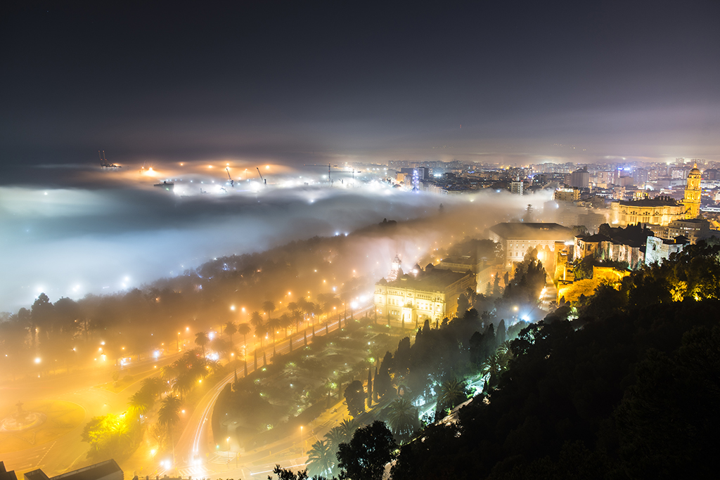 Niebla nocturna
Densa niebla de advección afectando a Málaga capital. Me gustó mucho el contraste de colores entre la zona del puerto y las luces más cálidas de las calles de Málaga. 
Álbumes del atlas: mar_de_niebla