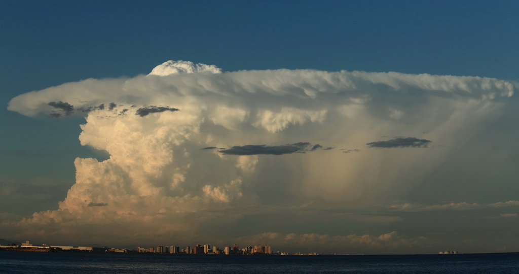  Tormetas sobre Castellón
Potentes nubes de evolución fotografiadas desde la playa de la Malvarrosa (Valencia).
Álbumes del atlas: ZCOCT12