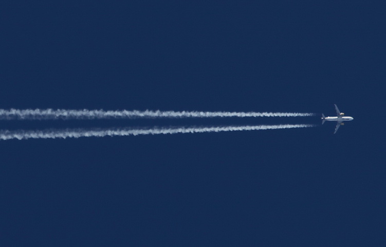 Estela de Airbus
Un cielo especialmente azul y la ayuda de un buen zoom (y los megas de la 5D Mark II...) hace posible saber al menos de que tipo de avión se trata (tomada desde la terraza de mi casa).
