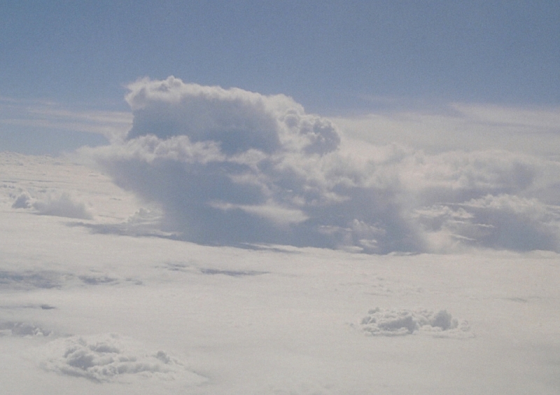 Nube de desarrollo vertical Vs capa de estratocúmulos
En el trayecto Leh-Nueva Delhi, en época monzónica, pudimos observar potentes Cb sobre el valle de Ganges embebidos en una extensa área de nubes estratificadas. Esta imagen ilustra el concepto de nubosidad cumuliforme embebida en nubosidad estratiforme.
Álbumes del atlas: nubes_desde_aviones
