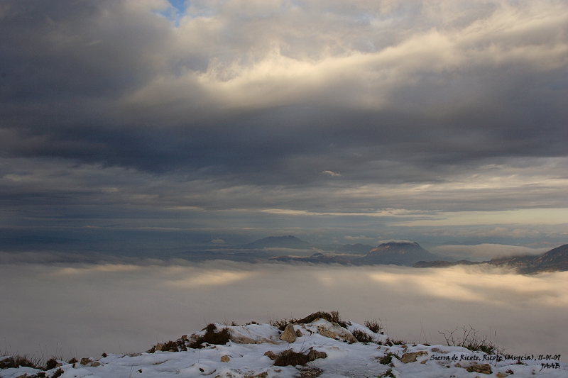 Capas paralelas
Las nubes se extienden en dos capas paralelas, situado el observador en un punto de un plano situado entre ambas. Foto hecha desde el Pico de la Garita, en la Sierra de Ricote (Murcia). Acababa de nevar la noche anterior.
