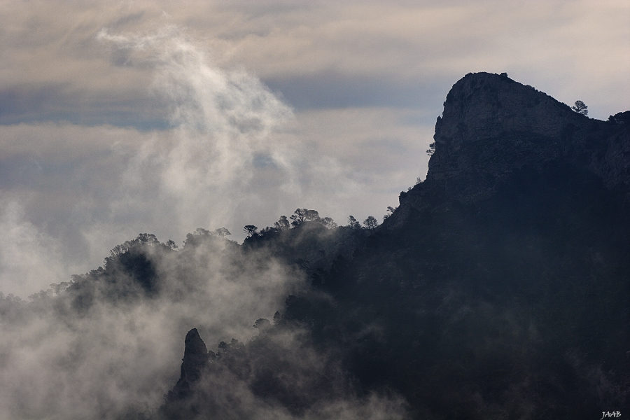 Cirrus y Stratus fractus
"Desapareciendo". Tras una mañana de niebla muy cerrada en la montaña, finalmente comienza a disiparse, no sin antes revolotear en el cielo como si jugando estuviera con las laderas escarpadas.
