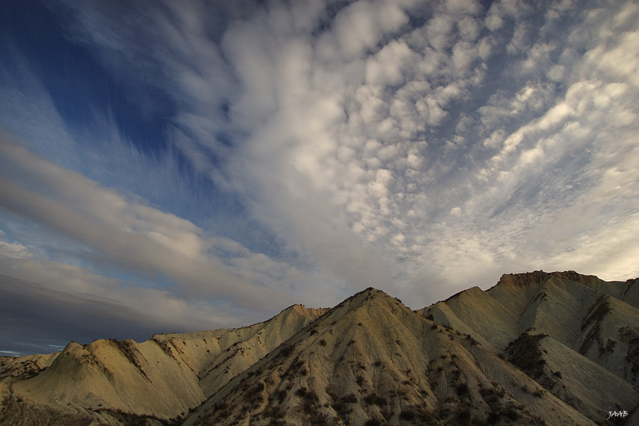 Nubes en el desierto
Un amanecer con nubes medias y altas en el desértico Paisaje Protegido de los Barrancos de Gebas, en Alhama de Murcia.
