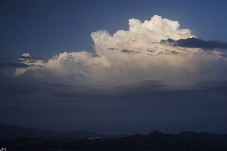 Cumulonimbo
Formación de un cumulonimbo en la provincia de Alicante, visto desde la Sierra del Oro, en Abarán (Murcia), después de ponerse el sol.
Álbumes del atlas: cumulonimbus
