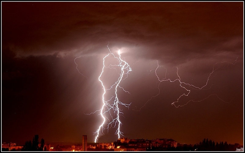 rayos y virga
Dos rayos nube-tierra captados desde León durante una tormenta nocturna 
Los rayos iluminan la cortina de precipitación que, en forma de virga, se precipita desde la nube tormentosa
