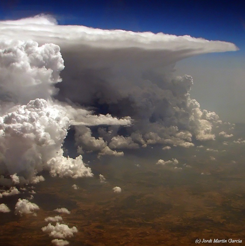 Tormenta en plena actividad
Álbumes del atlas: nubes_desde_aviones