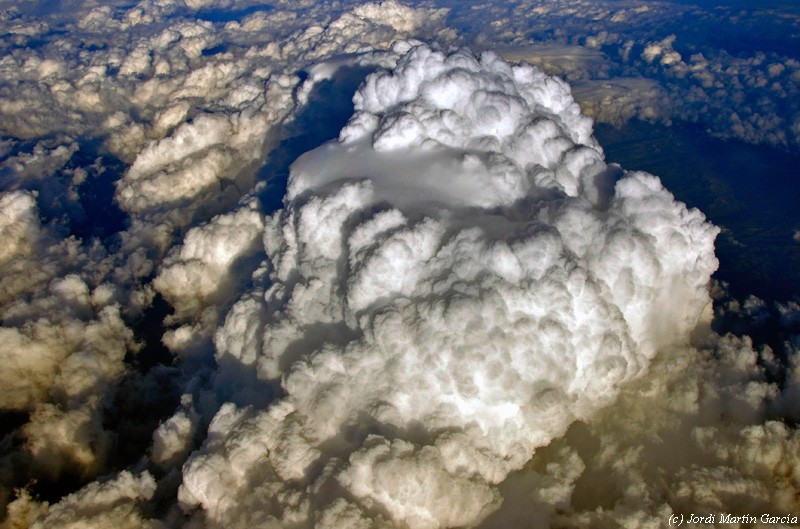 Cumulus Congestus con pileus
Impresionante desarrollo (ascendencias).
La turbulencia era notable en la zona.
Álbumes del atlas: nubes_desde_aviones