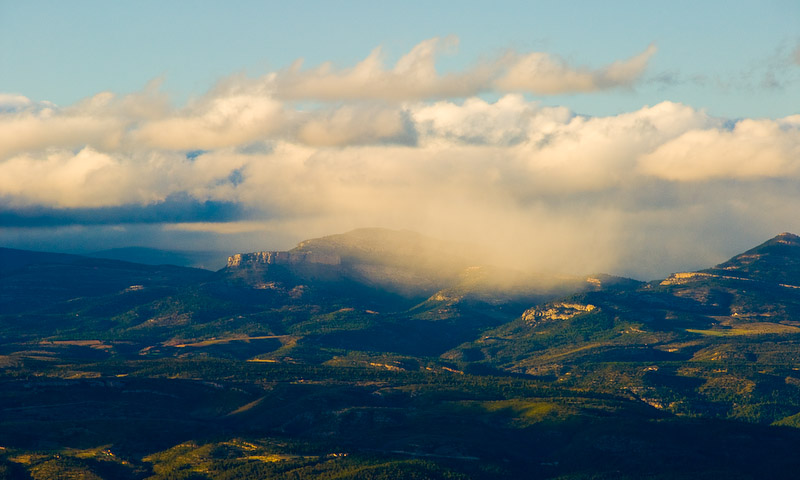 Descargando sobre La sierra de Gudar
Desdelos altos del monte Santa Barbara, Castellón
