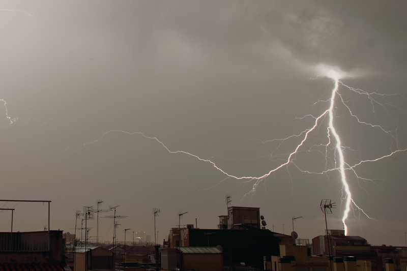 NUBE-TIERRA
Una de las descargas que hubo en las tormentas de la madrugada del 4 de abril sobre la ciudad de Barcelona. Esta es la que cayó más cerca de las que pude captar con la cámara.
