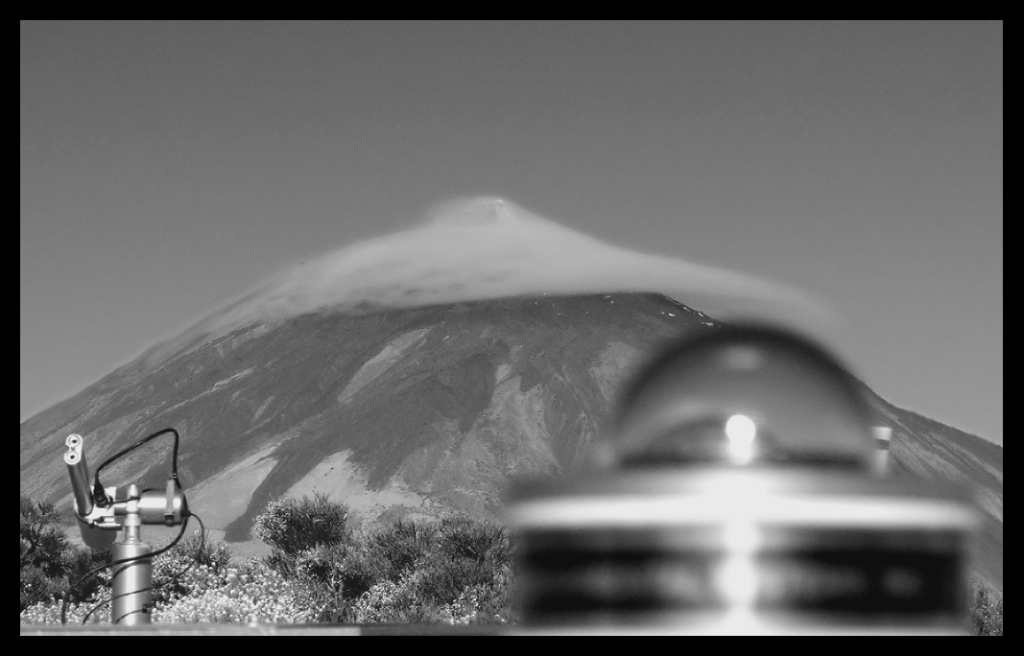 El Teide, vigilante
Unos minutos después de tomar la fotografía anterior llegué al Observatorio de Izaña, y allí, detrás del instrumental de esta estación, tenía otra perspectiva del sombrero sobre el pico más alto de España
