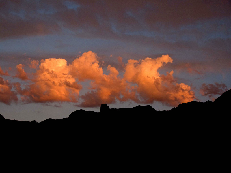 Cumulus iluminados
El atardecer del 11 de dicembre del 2010 desde Taganana (Macizo de Anaga, NE de Tenerife) fue espectacular. Bajo un manto de Altocumulus y otras nubes medias se "colaron" estos pequeños Cumulus, iluminados por los últimos rayos solares.
