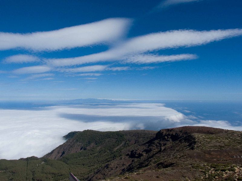 La sombra de las nubes en las nubes
En esta imagen se puede ver la sombra que proyectan los Altocumulus lenticularis undulatus sobre la capa de Stratocumulus asociada al alisio que bordeaba la costa Nororiental de Tenerife. Al fondo puede verse la isla de Gran Canaria, en una jornada de gran visibilidad. 
