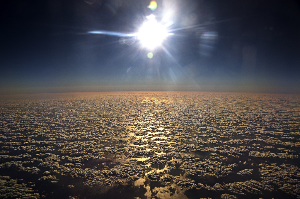 Stratocumulus stratiformis desde avión
"Estratocúmulos oceánicos"

Nubosidad oceánica en forma de estratocúmulos observada en el Atlántico durante un vuelo de Tenerife a Madrid. Llama la atención el color rojizo de las nubes y el mar posiblemente por la presencia de calima.
