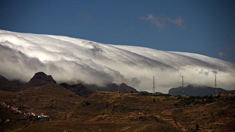 Muro de foehn (TERCER PUESTO FOTOVERANO'2014)
Muro de foehn formado en el macizo de Anaga, en el nordeste de Tenerife, durante una jornada de verano con vientos alisios muy intensos.
Álbumes del atlas: muro_de_foehn ZFV14 z_top10trim_mrsycscds cascadas_de_nubes