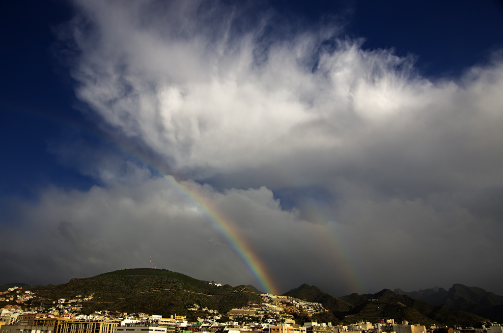 Nubes despeinadas y arcoíris doble
La inestabilidad reinante a mediados de noviembre en Tenerife nos permitó disfrutar de escenas como esta, donde un Cumulonimbus bastante desgastado por su base todavía es capaz de generar precipitación suficiente como para observar un arcoíris doble. Tambén observamos cómo el yunque está bastante desgarrado por la acción del viento.
Álbumes del atlas: ZFO14 arco_iris_primario